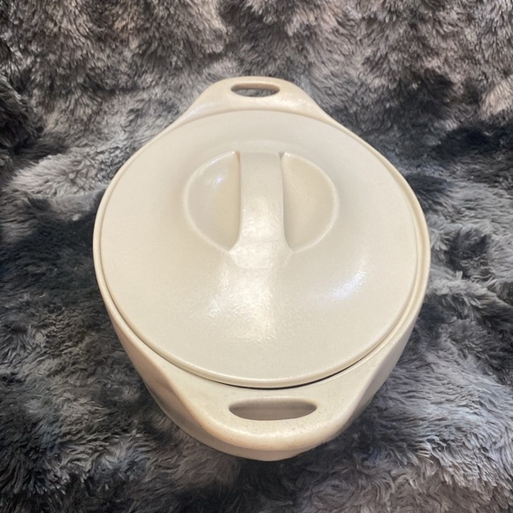 CORNING WARE CREATIONS 2 QT. BEIGE STONEWARE CASSEROLE
DISH W/ COVER - Picture 2 of 16